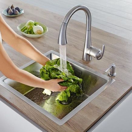 Salat in Küchenspüle